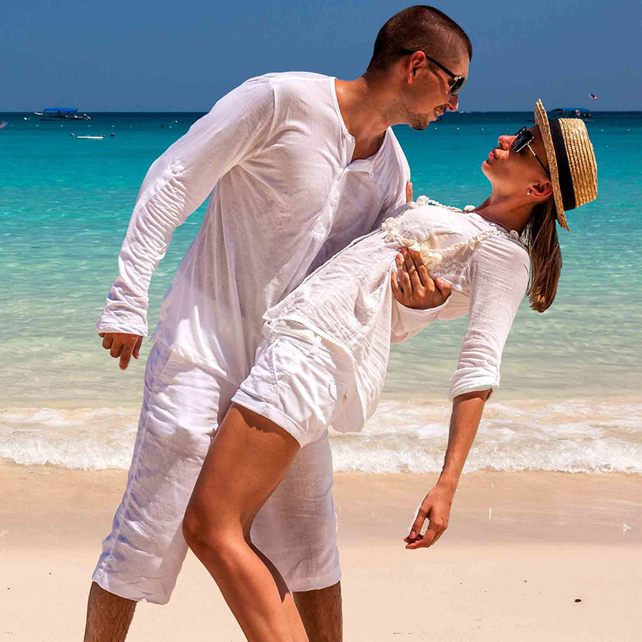 Couple-Dancing-Beach-Style