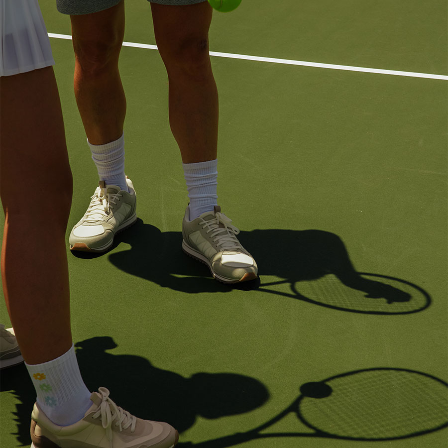 Tennis-Idea Legs and shadows on the tennis court